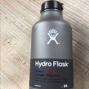 NEW Hydroflask 64 oz
